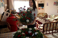Вчера, накануне 9 мая, на кружке флористики были собраны букеты и венок для возложения в память погибшим в Великой Отечественной Войне