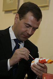 Президент Д.А. Медведев расписывает дымковскую игрушку