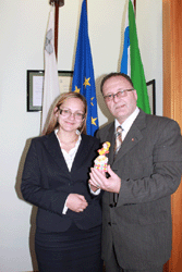 Вручение дымковской игрушки мэру г. Марсаскала