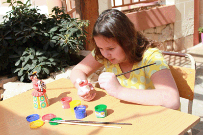 Ученица школы Malta Crown расписывает дымковскую игрушку