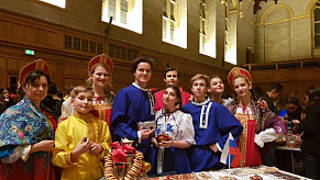 Учащиеся школы-пансиона Malta Crown исполняют танец "Трикалор"  на British English Olympics 2019